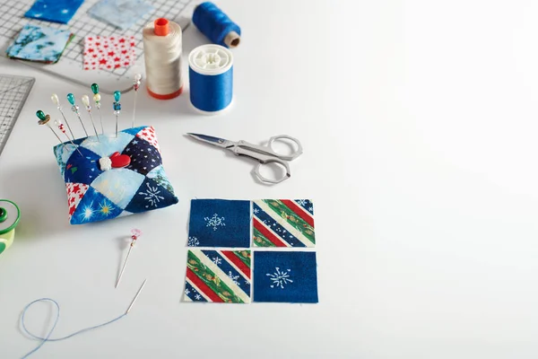 Voorbereiding van vierkante stukken van stoffen voor naaien quilt, speldenkussen, naaien en quilten accessoires — Stockfoto