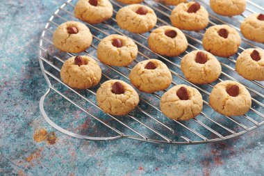 Paslanmaz çelik ızgara, rustik arka plan üzerinde taze badem kurabiyeleri