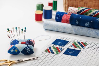 Zanaat paspas, pincushion, kumaş rulo, dikiş aksesuarları üzerinde dikiş yorgan için kumaş kare parçaları hazırlanması