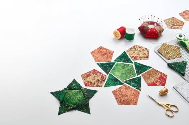 Yama yaması yıldız, kapitone aksesuarları dikiş için beşgen ve üçgen kumaş parçaları hazırlanması. Metin için alan