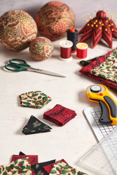 Hromádky nakrájených kousků textilií pro šití vánoční dekorační koule, šicí doplňky, tradiční Mozaiková díla — Stock fotografie