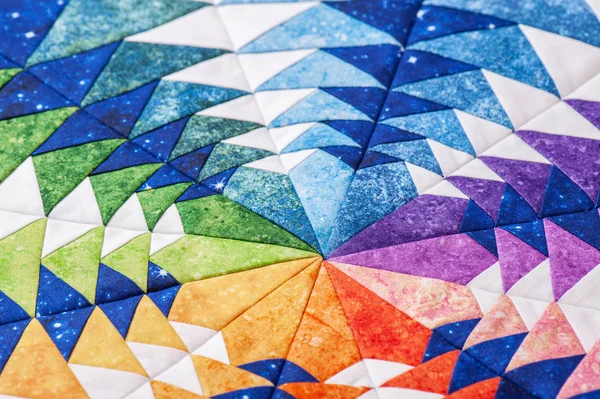 Fragment van zeshoek patchwork blok zoals Caleidoscoop, detail van quilt, kleuren van regenboog — Stockfoto