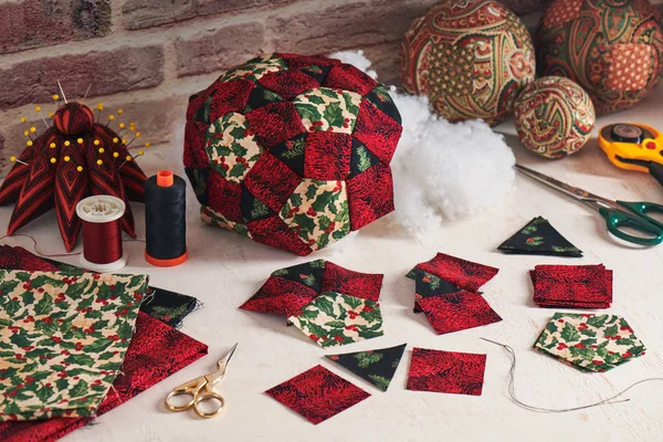Sömnad juldekoration boll, tygbitar, sömnad tillbehör, traditionella lapptäcke — Stockfoto
