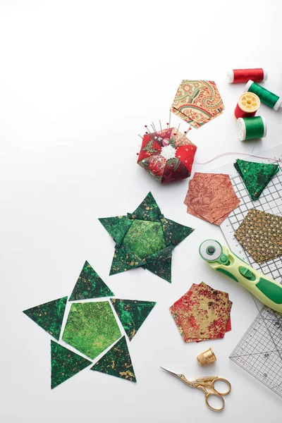 Preparazione di pentagono e pezzi triangolari di tessuto per cucire stella patchwork, accessori trapuntatura. Spazio per testo — Foto Stock