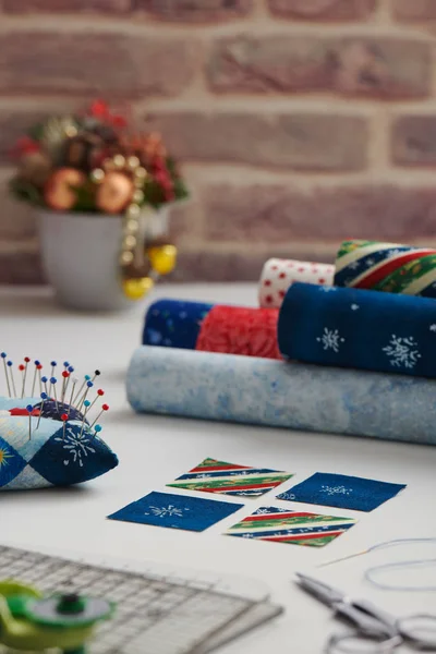Voorbereiding van vierkante stukken van stoffen voor naaien quilt, speldenkussen, stof rollen, naaien en quilten accessoires — Stockfoto