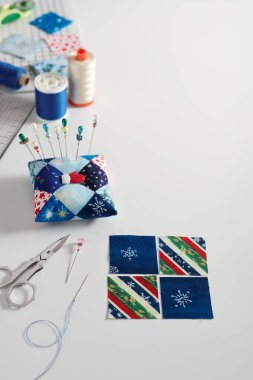 Dikiş yorgan, pincushion, dikiş ve kapitone aksesuarları için kumaş kare parçaları hazırlanması