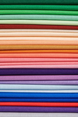 Bir arka plan görüntüsü olarak parlak kendi kendine renkli pamuklu kumaşyığını