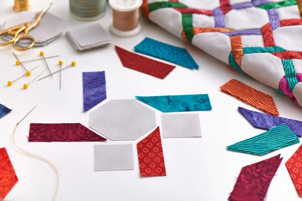 Příprava tkanin pro prošívanou bloky šití, úlomky z rozlité, prošívání a šicí příslušenství na bílém pozadí — Stock fotografie