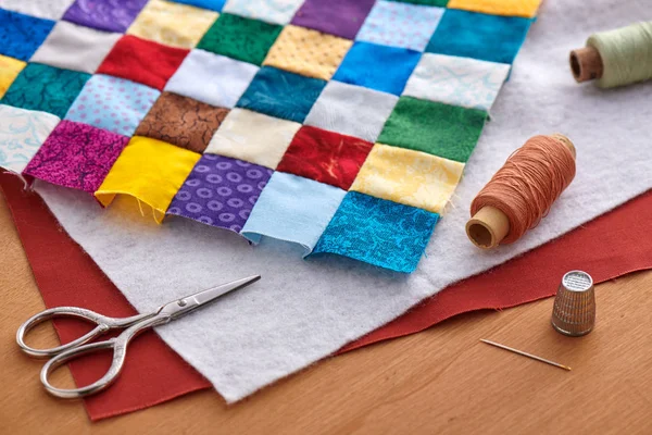 Процесс сборки сэндвича с одеялом, швейные принадлежности — стоковое фото