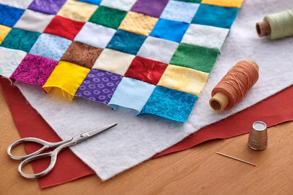 Proces van quilt sandwich assembleren, naaien accessoires — Stockfoto