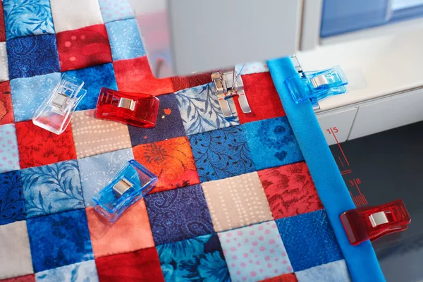 Herstellung Von Quilt Bindung Durch Nähen Von Quiltclips Mittels Nähmaschine — Stockfoto