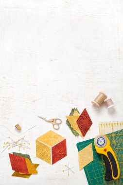 Beyaz bir yüzeye yorgan dikmek için aksesuarlar. Metin için boşluk.