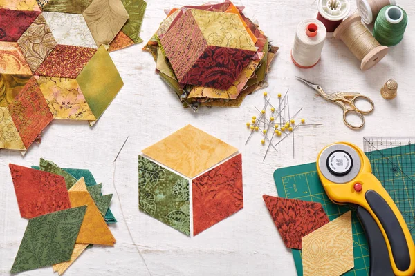 Fragment Van Tuimelblokken Quilt Accessoires Voor Quilten Een Wit Oppervlak — Stockfoto