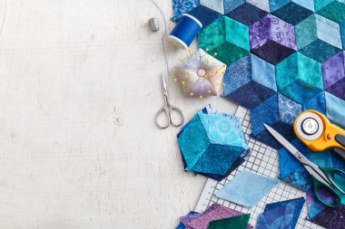 Düşen blokların parçaları yorgan, beyaz bir yüzeye yorgan dikmek için aksesuarlar. Metin için boşluk.