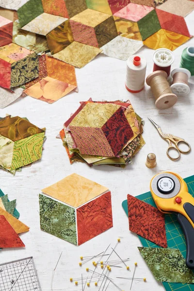 Fragment Van Tuimelblokken Quilt Accessoires Voor Quilten Een Wit Oppervlak — Stockfoto