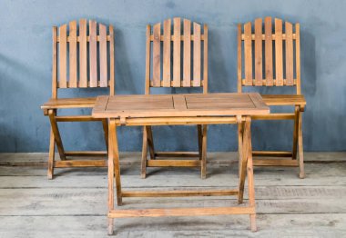 Masa ve üç sandalye