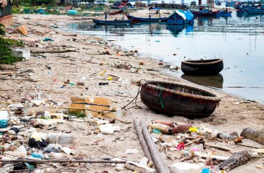 Nehir kıyısında çöp