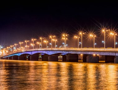 Fener ile gece köprü