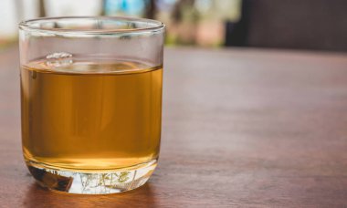 Masada çay olan şeffaf bir bardak.