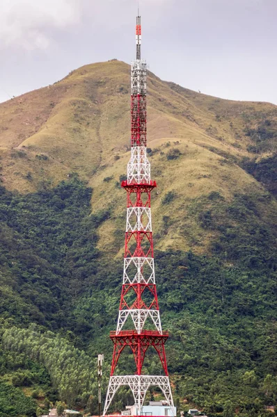 Червоно-біла залізна вежа — стокове фото