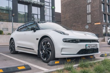 Almaty, Kazakistan - 15 Temmuz 2025: Zeekr 001 beyaz park yerinde. Elektrikli araba. 