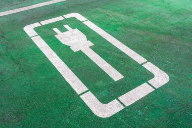 Almaty, Kazakistan - 15 Temmuz 2025: Şarj istasyonunun park alanları. Elektrikli araba. 