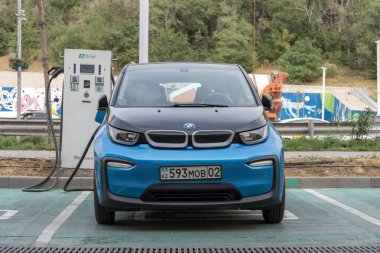 Almaty, Kazakistan - 15 Temmuz 2025: BMW i3 şarj istasyonunda. Elektrikli araba.