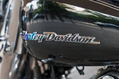 Almaty, Kazakistan - 16 Temmuz 2025: tankın üzerinde Harley-Davidson motosiklet amblemi. İki tekerlekli nakliye aracı