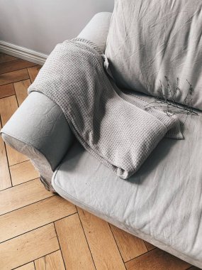 Güzel, modaya uygun ekose ve kuru dallı gri kanepe..