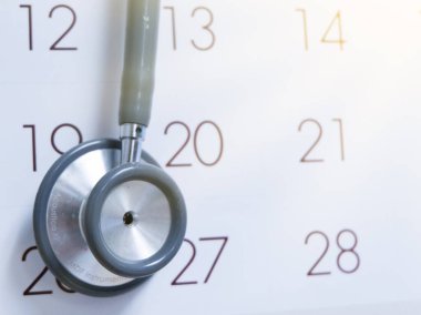 Beyaz takvimde mavi stetoskop, check-up, takip 