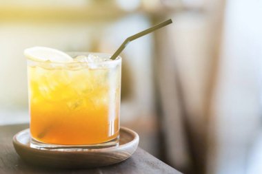 Ahşap tabakta bir bardak limonlu buzlu çay