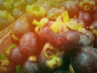 Tayland yerel pazarda Taze yeşil mangosten 