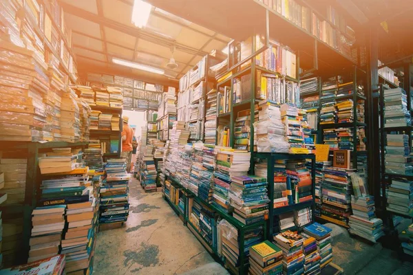 Knihkupectví druhé ruky na víkendovém trhu v Chatuchaku — Stock fotografie