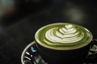Yeşil çay matcha latte bir fincan, yumuşak odak