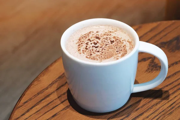 Secangkir susu coklat di kafe — Stok Foto