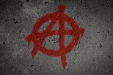Duvara anarşi sembolü sprey boyalı 