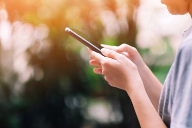 Akıllı telefondan bazı verileri arayan bir kız 