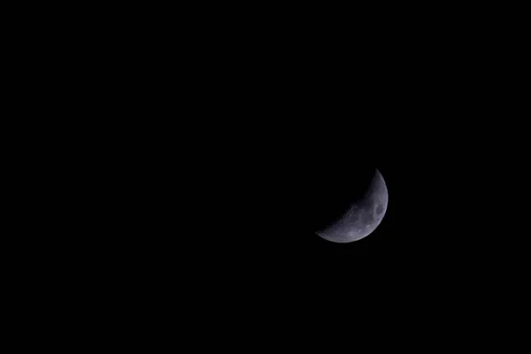 Luna creciente en la noche sin luna —  Fotos de Stock