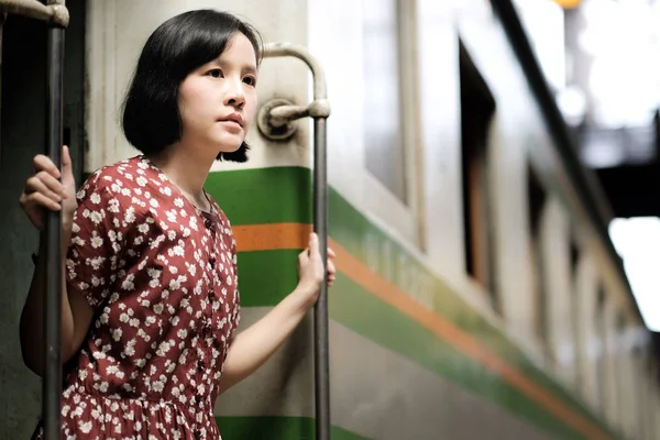 Menina bonita viajando de trem — Fotografia de Stock