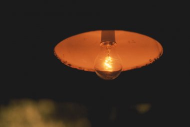 Kafede turuncu elektrikli ışık 