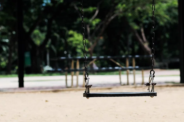 Une balançoire dans le public Aire de jeux — Photo