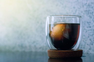 Kahve kafesinde bir bardak buzlu kahve. 