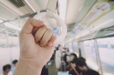 Metro treninde beyaz korkuluk 