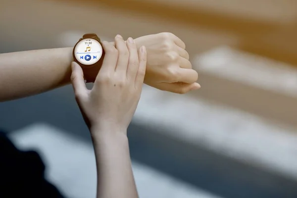 Vrouwen luisteren muziek streamen op slimme horloge — Stockfoto