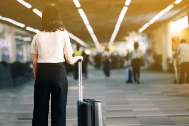 Uluslararası havaalanlarında kızlar ve bavullar