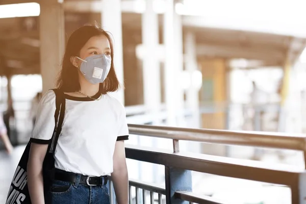 Le donne asiatiche indossano maschere per proteggere l'inquinamento PM 2.5 — Foto Stock