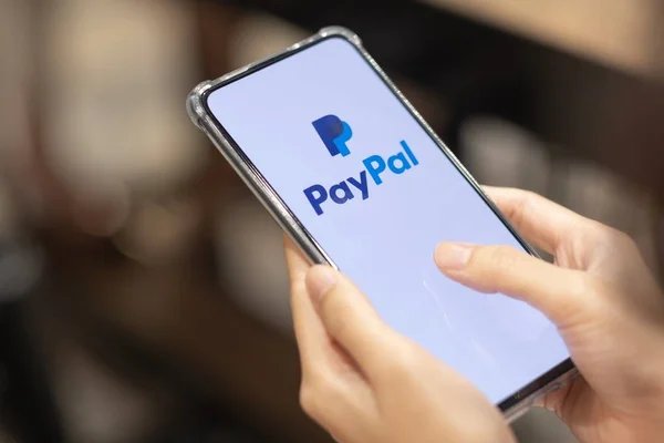 Uma menina usou o aplicativo PayPal em seu smartphone, Bangkok, Tailândia, outubro 10,2019 — Fotografia de Stock