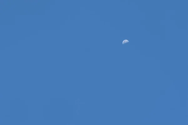 Luna Blanca Cielo Azul Luz Del Día —  Fotos de Stock