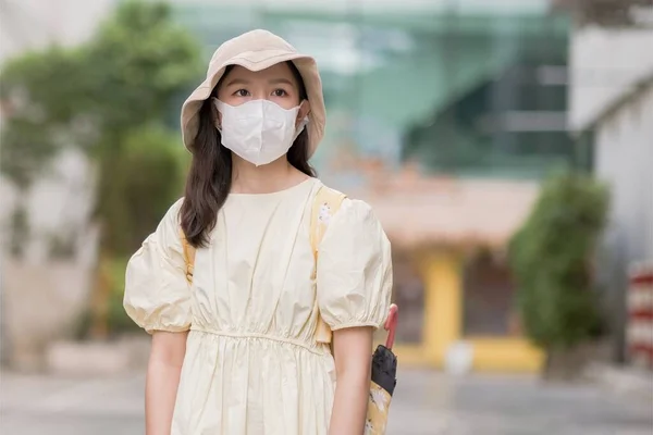 Asiatisk Flicka Gul Klänning Med Gul Väska Bära Kirurgisk Mask — Stockfoto