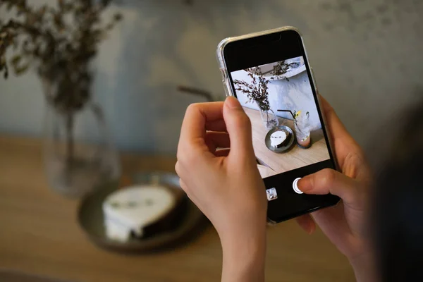 Une Fille Prend Une Photo Par Caméra Smartphone Dans Café — Photo